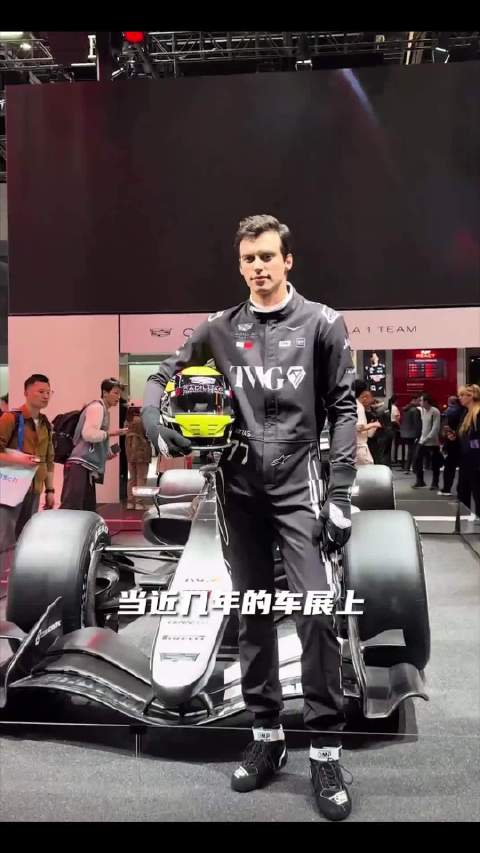 F1女车模站上高位引励志共鸣