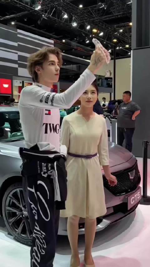 俄罗斯男车模在京被女观众围堵求合影
