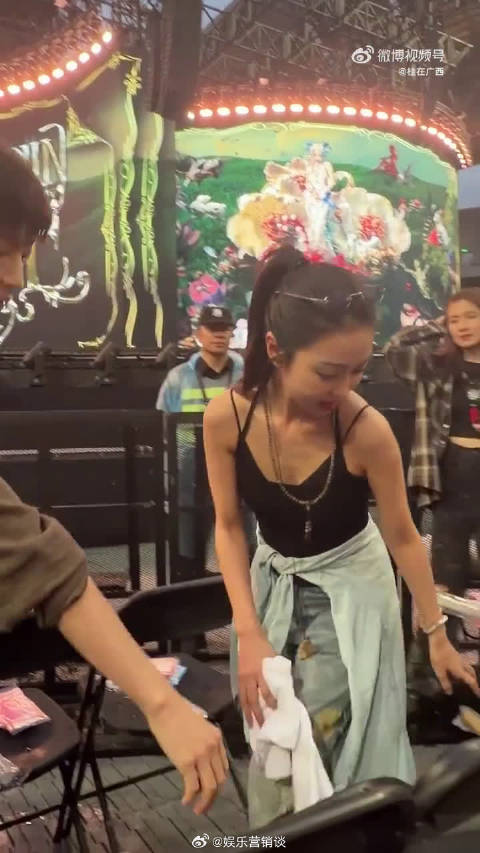 两大实力女歌手梦幻联动，神仙同框狠狠戳中粉丝的心