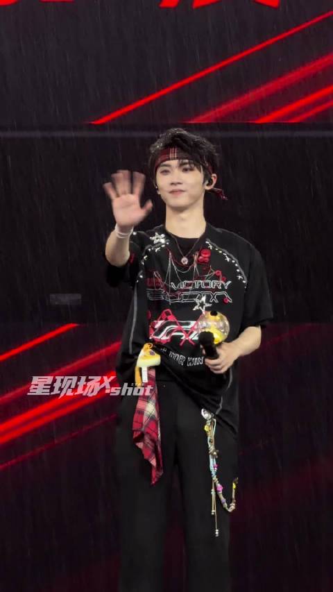 淋了一整晚雨生图还是这么顶！ 这个时代少年团还是太权威了