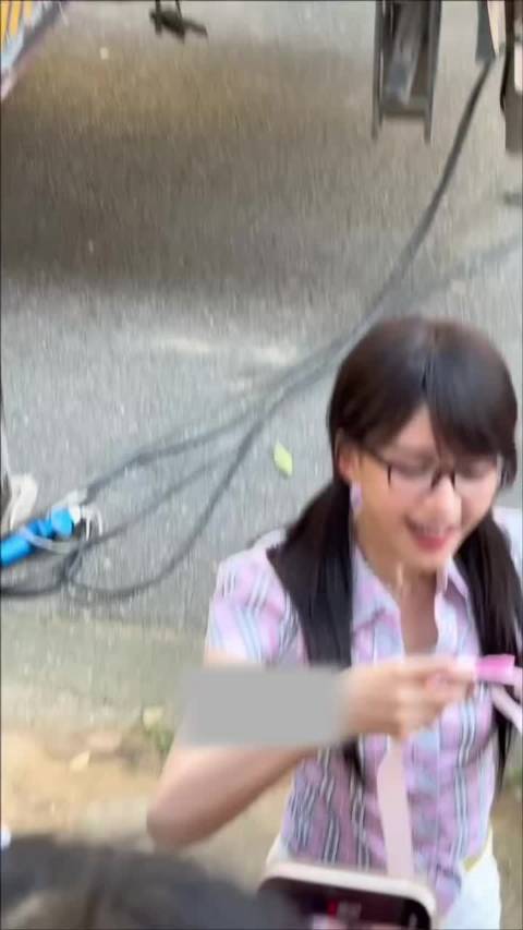 孙怡双马尾格子衫造型亮相新剧杀青
