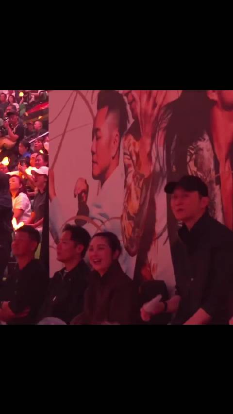 张智霖杨千嬅佘诗曼等众星现身草蜢乐队香港红馆演唱会