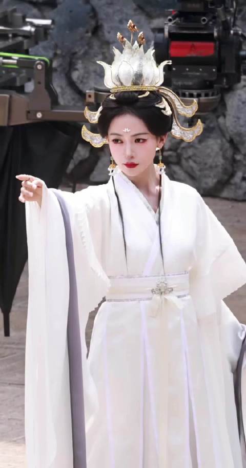 吴谨言《凤不栖》气场好强！ 妆造也好美！