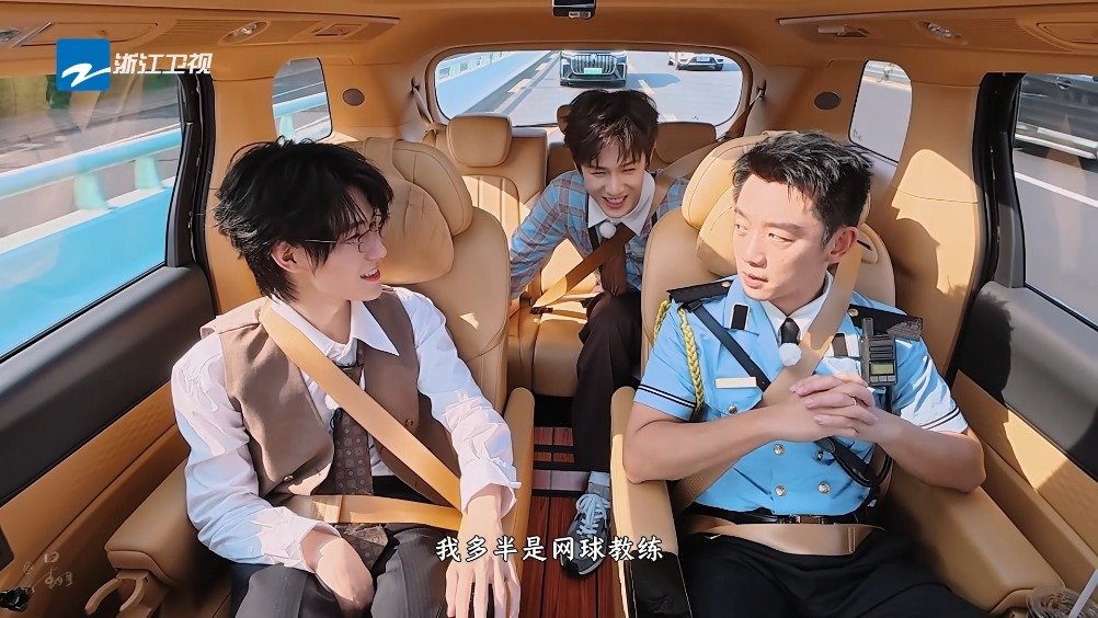 李昀锐赠张真源网球拍邀其加入小队