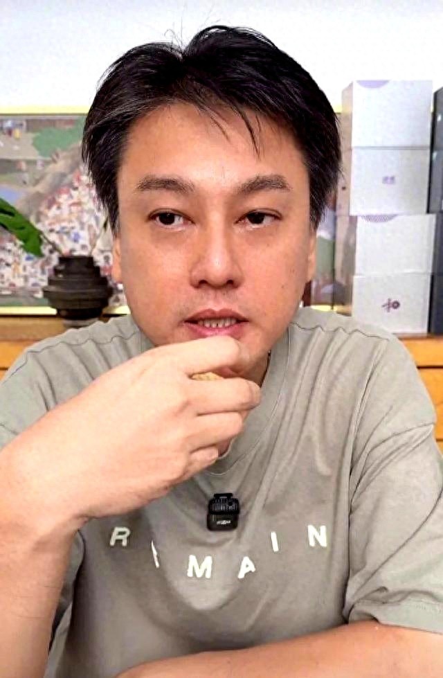 朱孝天和老婆到甘肃旅游,44岁韩雯雯身材超好,穿衣打扮又飒又美