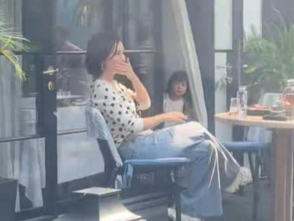 卢靖姗带女儿杭州游玩，4岁女儿正面曝光，五官立体精致很像韩庚