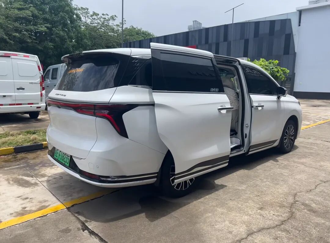 14.99万!得房率85.2%!“新款东风风行大MPV”星海V9上市!综续1300KM!无损露营车胚新选择!
