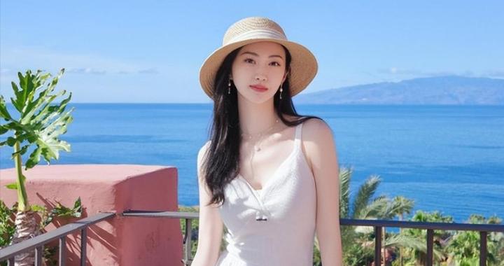 景甜在国外度假带火了夏日新穿搭：吊带+蛋糕裙+草帽，时髦又减龄