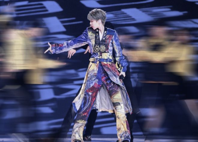 黄渤刘雨昕现场Battle！冯提莫红裙丸子头造型喜庆，网友：吉祥物