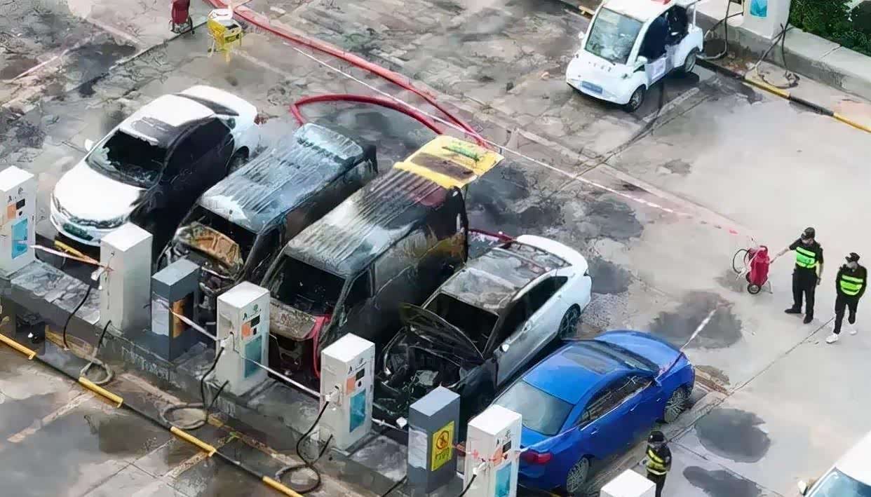 超三年不给入“车损”?新能源车主:开车需小心,自燃不负责