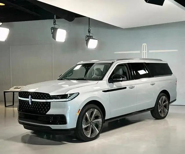 2025款林肯领航员深度解析:旗舰之姿与实用价值的博弈_汽车观看者