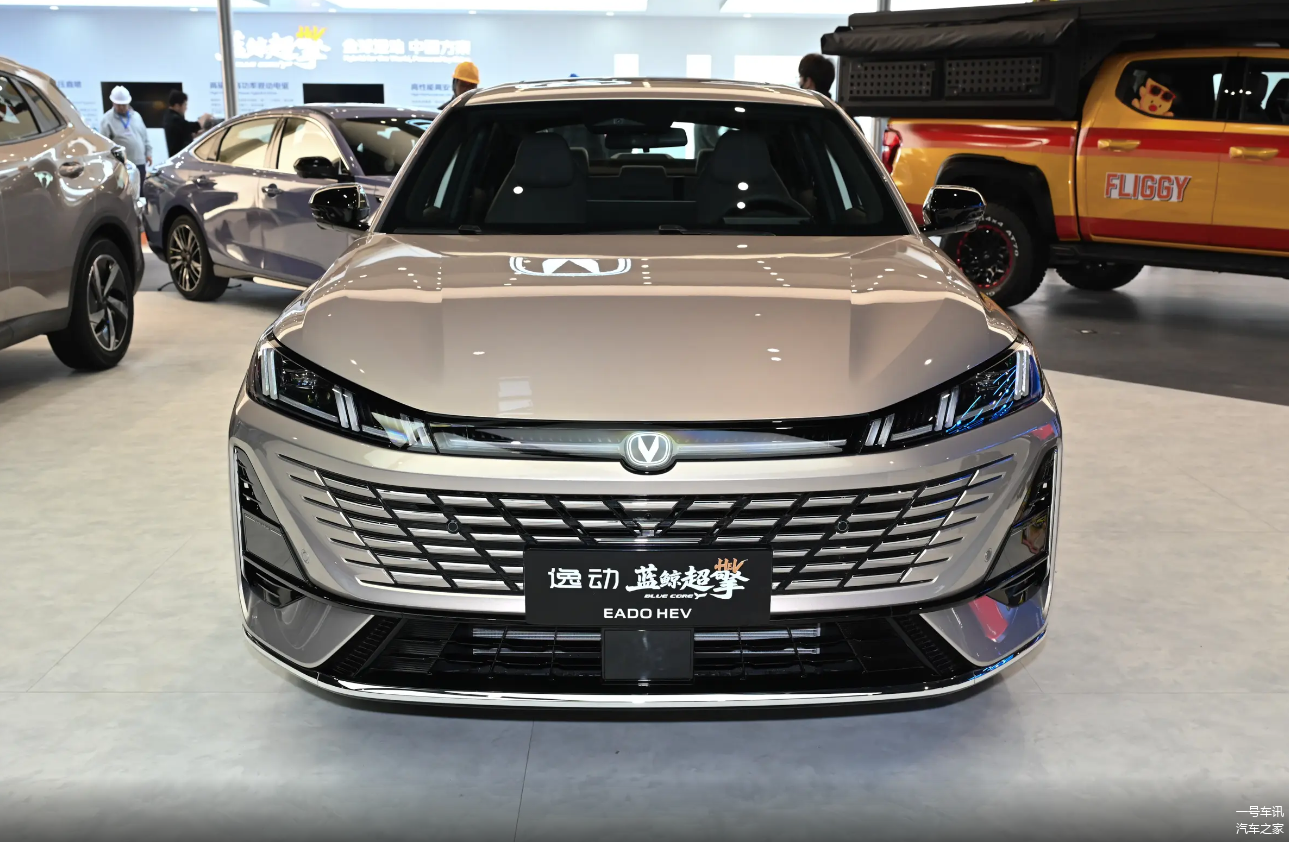 油耗3.8L+7.56秒破百+轴距2765mm!长安逸动HEV上市,值得买吗?