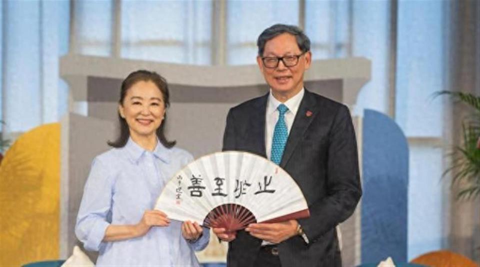 71岁林青霞满头白发亮相大学，3000人挤爆现场，女神优雅老去