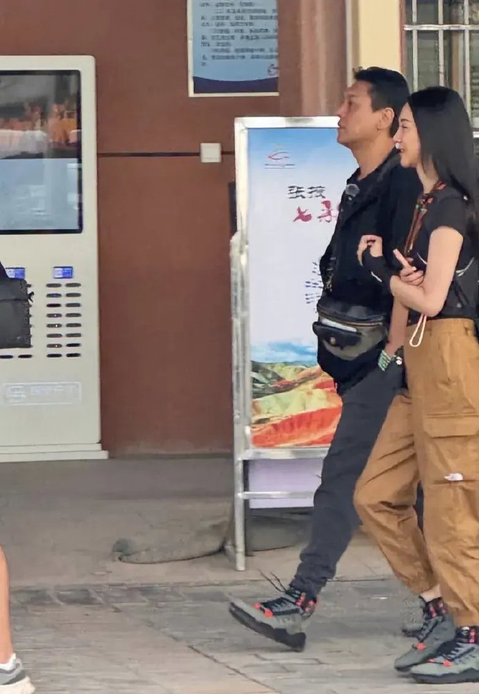 朱孝天和老婆到甘肃旅游,44岁韩雯雯身材超好,结婚9年没孩子