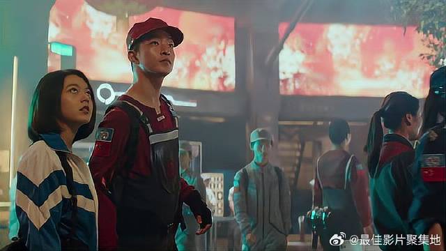 小伙破坏学校模拟屏，趁机带着姑娘跑路，有好戏看了