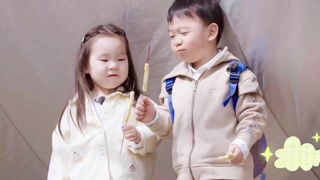 艾登与小宇宙分享美食再现温馨互动