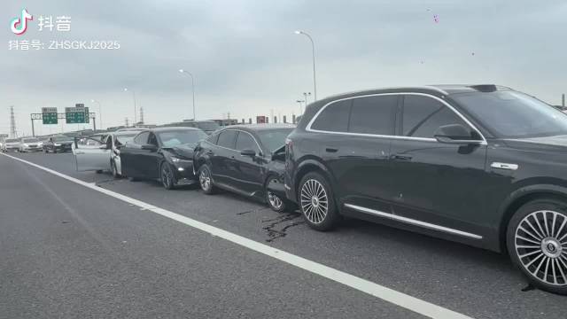 问界M7成功刹停避免追尾,后随三辆日系车连环相撞