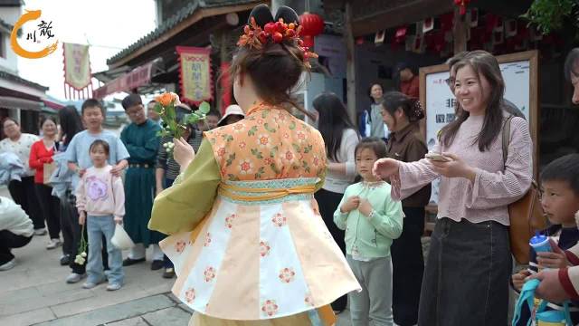 原以为看花神舞蹈，不经意间手里多了一束花