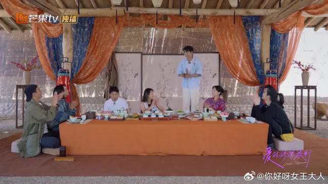 孙丞潇报菜名，周一围在旁偷吃，逗的旁人哈哈大笑