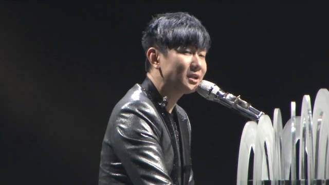 林俊杰演唱会弹唱经典情歌《冻结》
