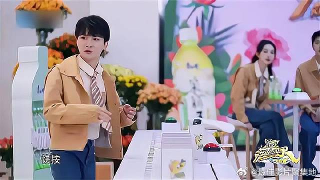 周深7.86s抽29张卡牌，比张真源手速还快，全是残影！