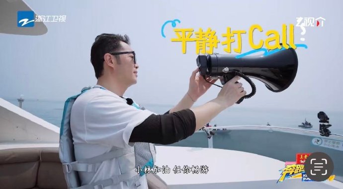 《奔跑吧》中嘉宾假发片脱落等意外场面，为何会被网友称为“物理打假”？