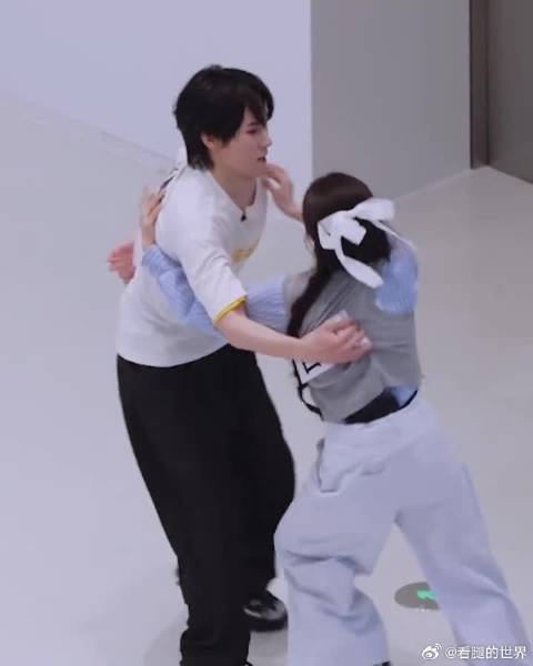 张真源连撕四人名牌终结比赛