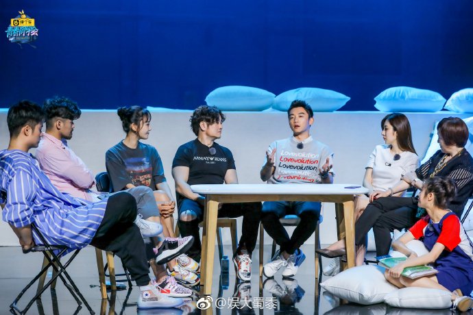 陈赫与上戏同学娄艺潇、杜江等人的现实友谊如何影响其‘班级符号’形象？