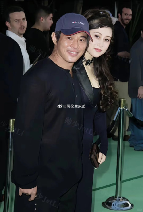 对于李连杰当年的离婚选择，公众和舆论目前有哪些主要的分歧观点？