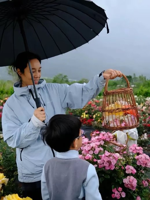 朱丹周一围大理度假甜蜜背影曝光：女儿镜头下的风花雪月