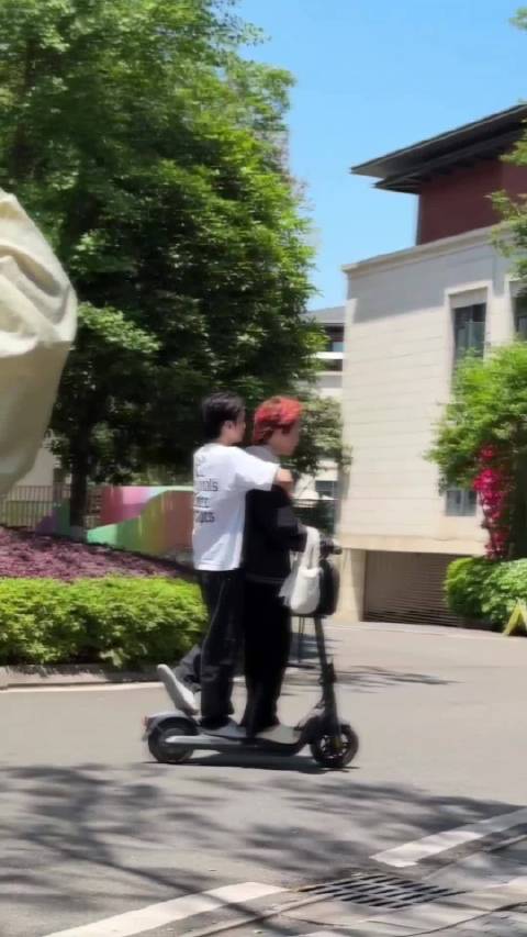 你宇弟载着你宇哥上班来了
