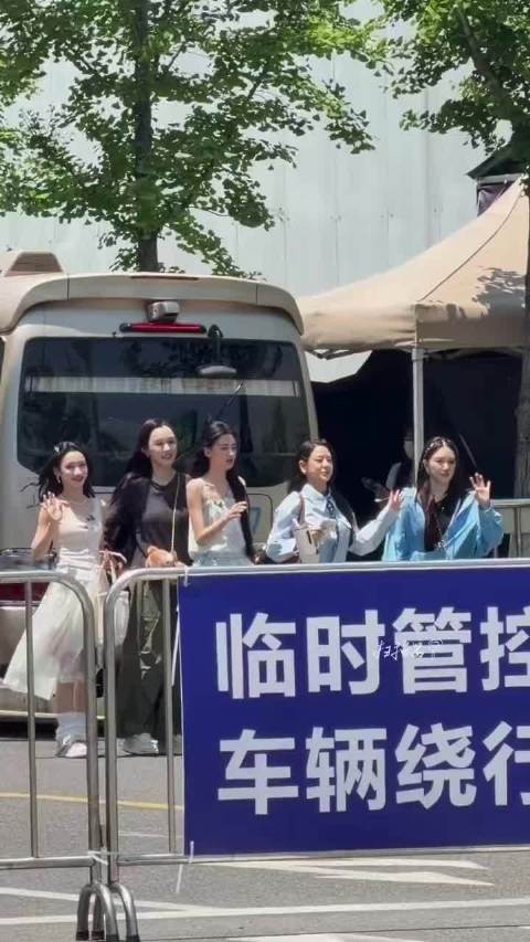 孙怡片场帮同事拎包，暖心细节获赞