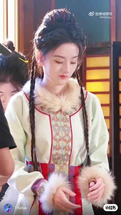 宋祖儿《司宫令》异域造型曝光，浅色长裙尽显大漠风情