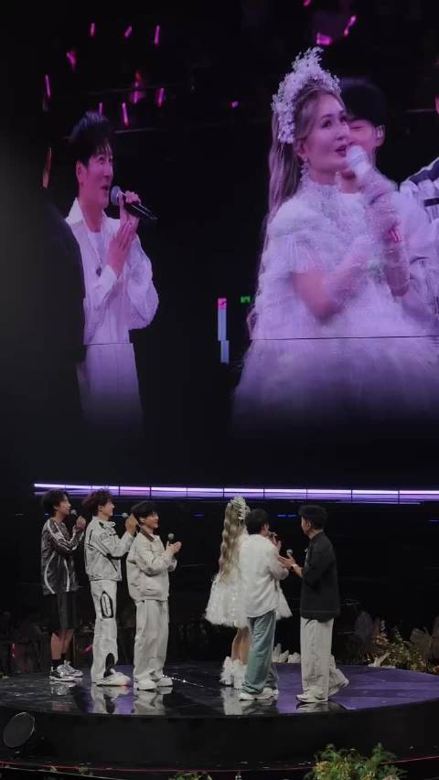 谢娜演唱会李小冉落泪合唱，张杰何炅等众星力挺