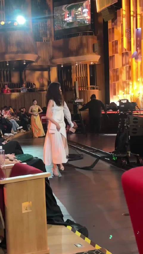 林允钟楚曦同框比美，喜剧演员与模特出身同台未逊色