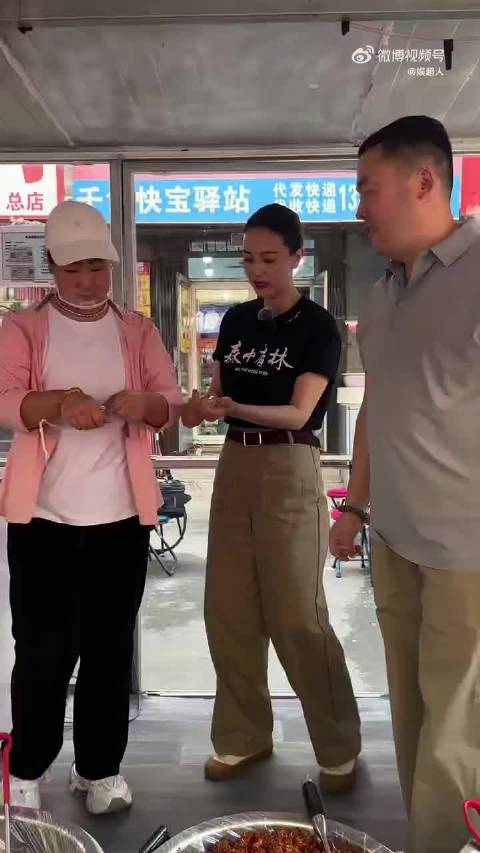 高圆圆现身东北早市卖辣白菜，新片《森中有林》即将上映