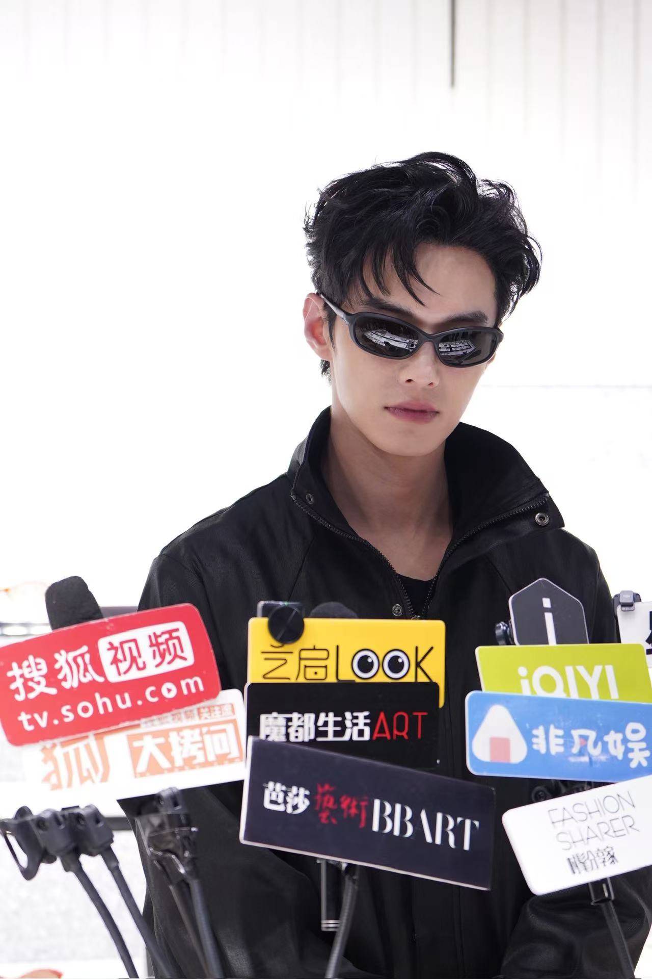 何与全黑LOOK搭墨镜又帅又酷徐嘉余造型时尚潮酷