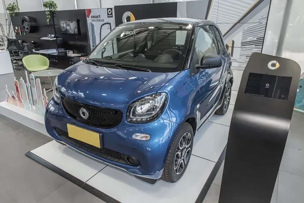 实拍2019款smartfortwo,造型可爱,起售13.38万,到底表现如何?