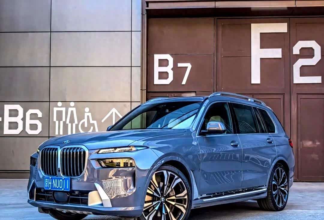 试驾新款宝马X7,大型SUV也运动,操控乐趣不输轿车!