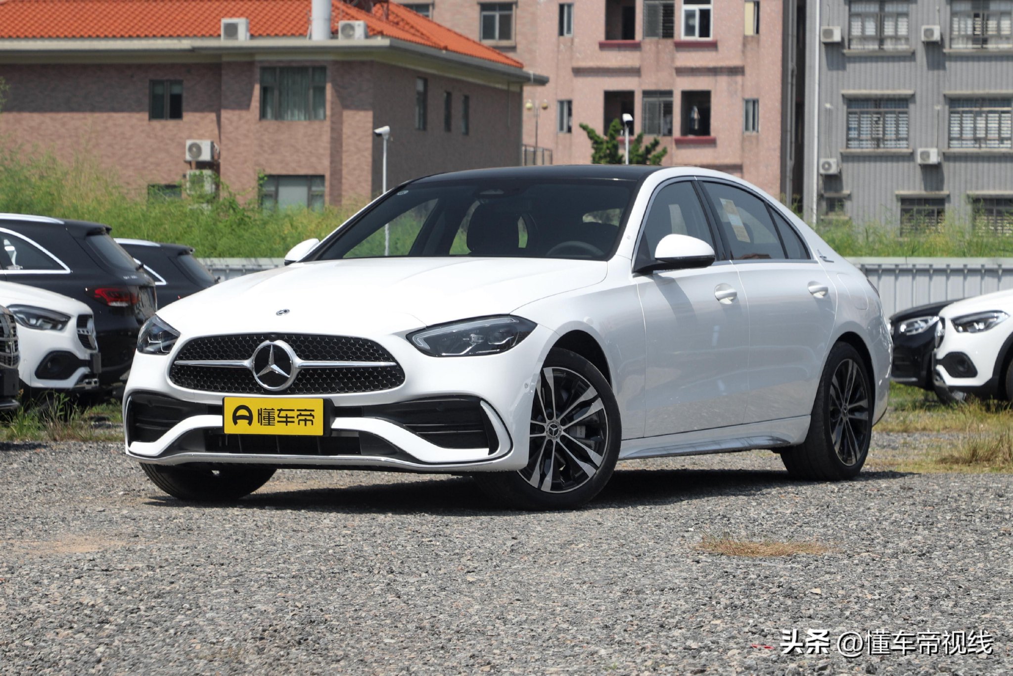 新车  搭载2.0T发动机电动机,纯电续航105公里!奔驰C级PHEV实拍