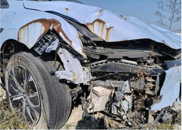 31人抢一辆严重受损的小鹏汽车 溢价三倍成交_中华网