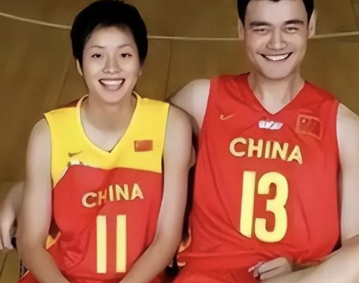 叶莉嫁给姚明后，开玩笑说：睡觉必须中间留条缝，关系到人身安全