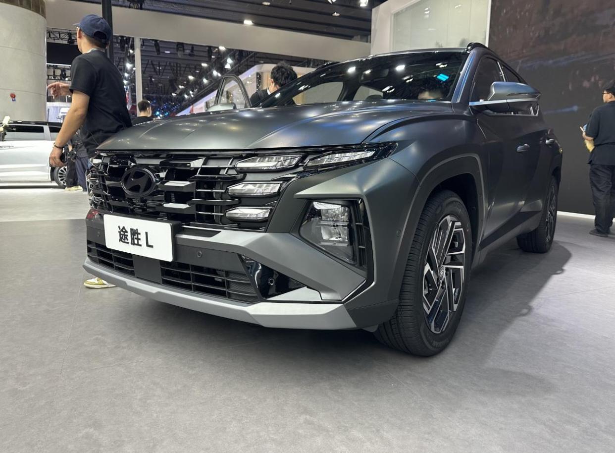 2025款现代途胜L,标配8AT变速箱,纯油混动可选,HTRAC四驱