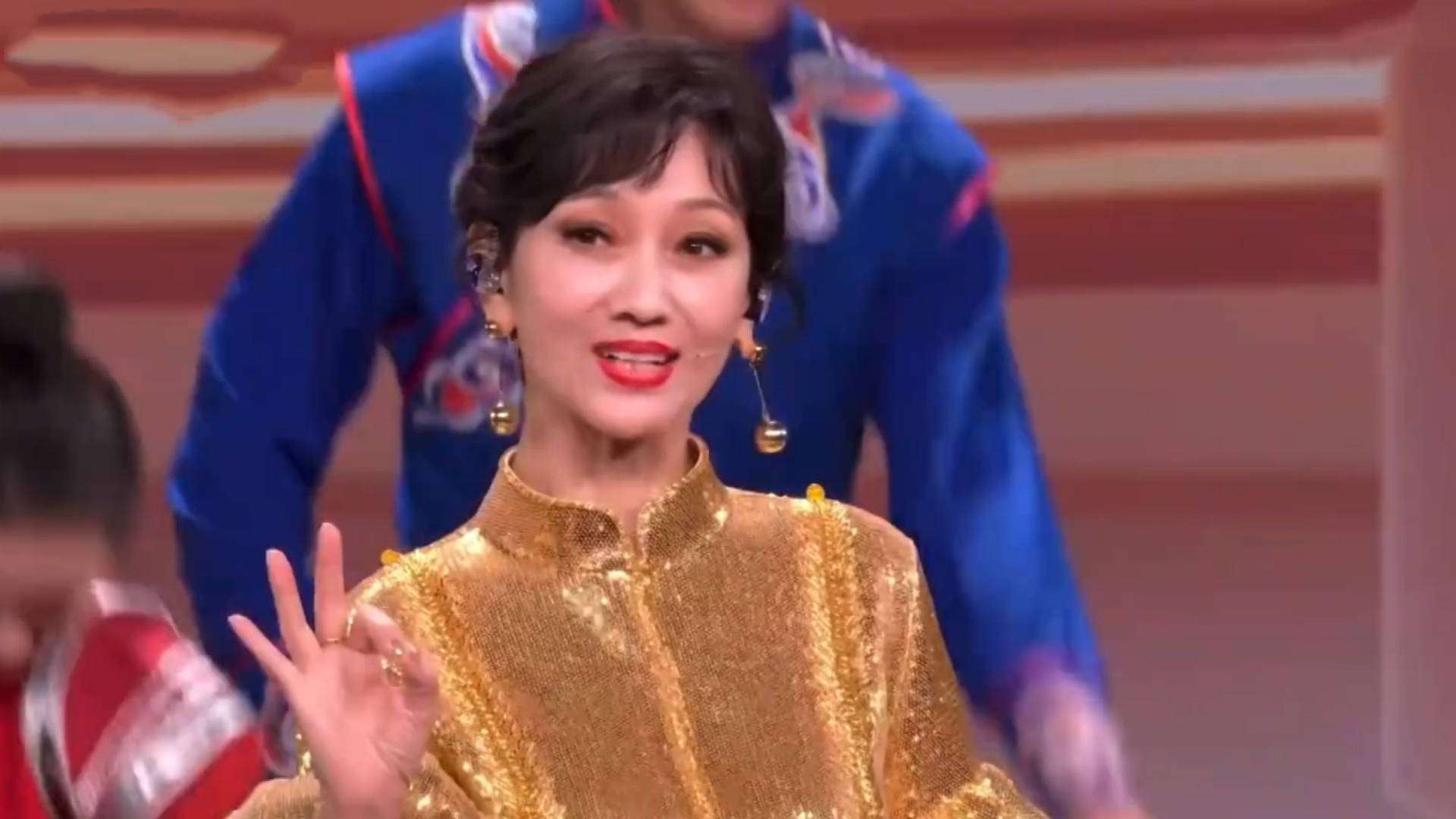 开口就是DNA动了！赵雅芝元宵晚会唱《白龙马》，网友：这才是真正的回忆杀