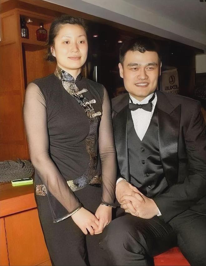 姚明和妻子的合照，看起来就很幸福、很般配！