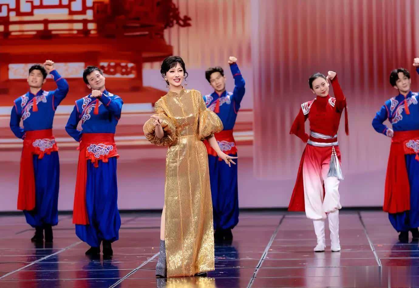 赵雅芝元宵晚会唱《白龙马》，港式儿化音好笑，央视镜头下美到发光