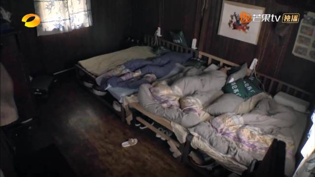 张艺兴睡个觉都能被他们三给轰出去了，把何炅跟黄磊都气笑了