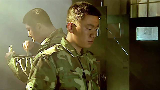 见识了正规部队的威风凛凛之后，许三多依旧坚持初心做有意义的事