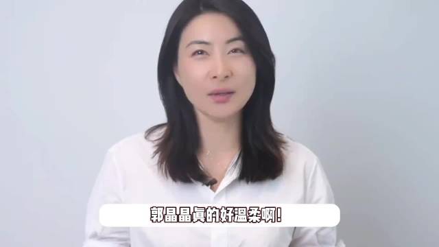 跳水世界杯圆满收官，郭晶晶与众人合影曝光，不争不抢坐姿引热议