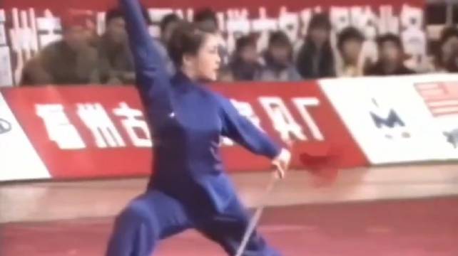 李连杰师姐黄秋燕表演武术《双剑》